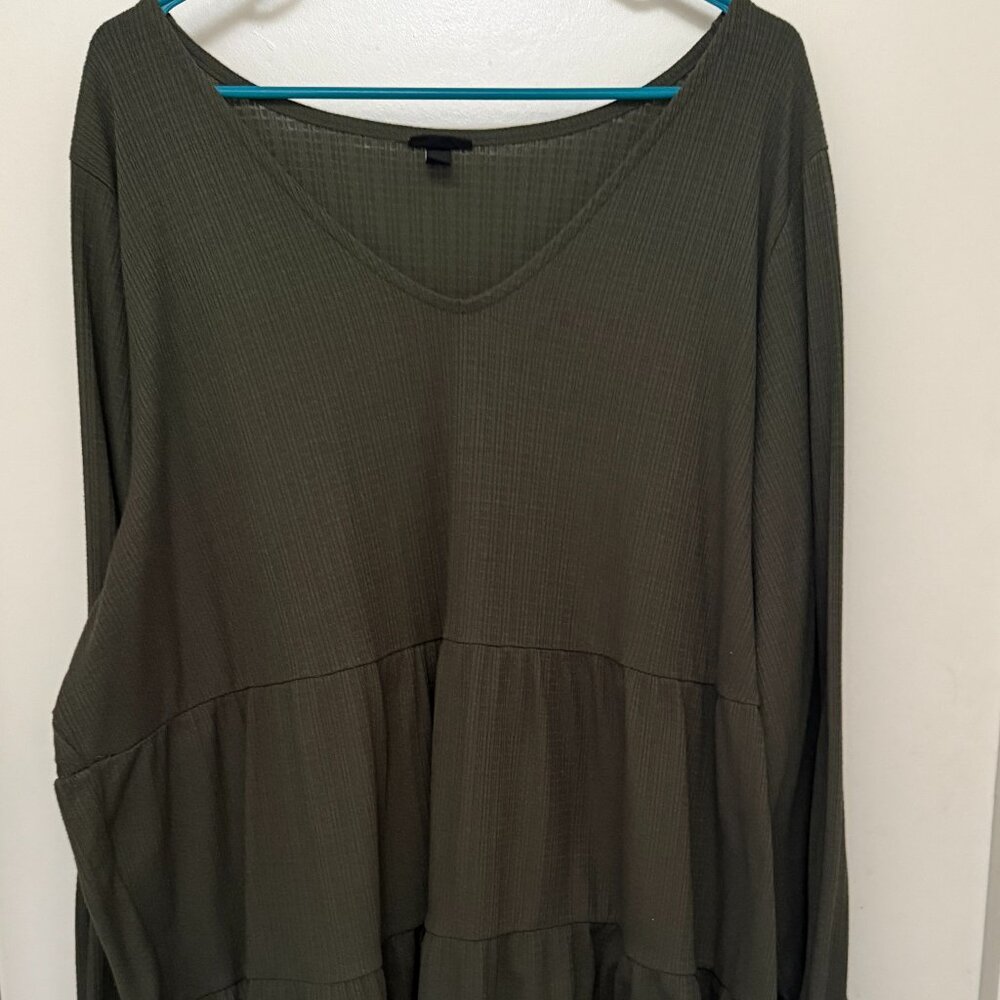TORRID Olive Texture Jersey V-Neck Long Sleeve Tiered Top Size 4 - Picture 3 of 7
